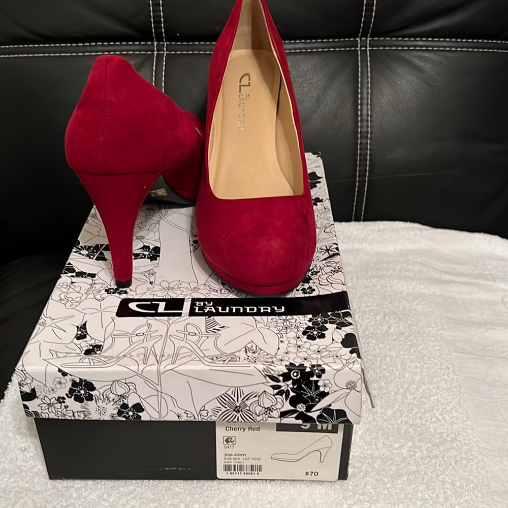 Good shape burgundy women heels